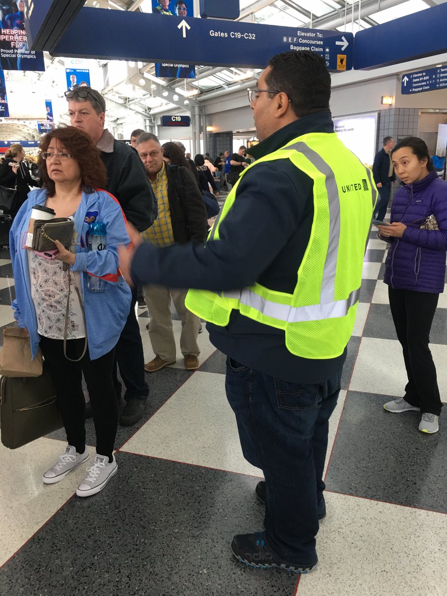 Always prideful when I witness senior leadership, out in the operation (on a Sunday nonetheless), assisting customers and co-workers! Way to be involved and a team player ⁦@MikeHannaUAL⁩ ⁦@weareunited⁩ #beingunited