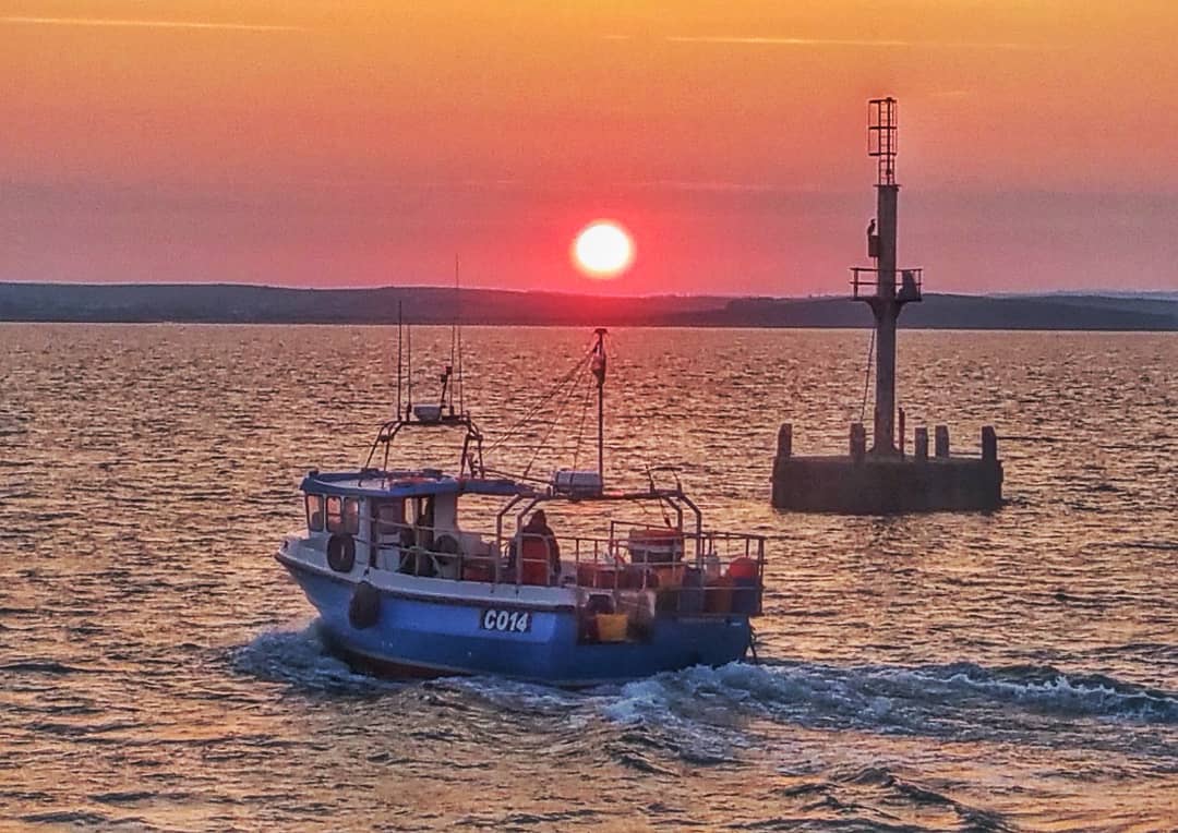 AntonWardPhoto's tweet photo. #Sunrise 6.30am #Holyhead #Anglesey #Wales Heading to sea @AngleseyScMedia @ruthwignall @ItsYourWales @yourwales @iloveanglesey @behnazakhgar @DerekTheWeather @VisitAnglesey https://t.co/eX3d6eetCA