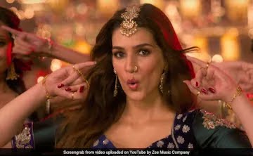 08_Neha's tweet photo. Kalank Song Aira Gaira, Featuring Kriti Sanon, Varun Dhawan And Aditya Roy Kapur Is Now Viral. @aliaa08
 @kritisanon
 @Varun_dvn
 @sonamakapoor 
@MadhuriDixit 
@duttsanjay 
#AdityaRoyKapoor @ZeeMusicCompany 
#kalank
 #kalanksong 
#Airagaira https://t.co/emOMFJO6xO