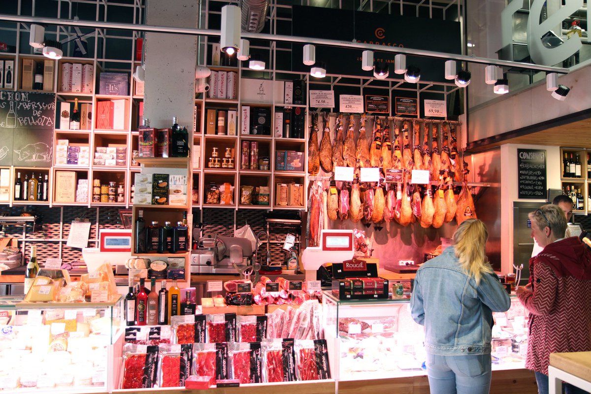 Lo bueno de nuestros productos es que cuando los pruebas en nuestra #taberna y te enamoras de ellos, ¡te los puedes llevar a casa! 

#ElReblochón #Tabernailustrada #Ultramarinosilustrado #ProductosGourmet #Foodie #Montecarmelo #ClaraDelRey