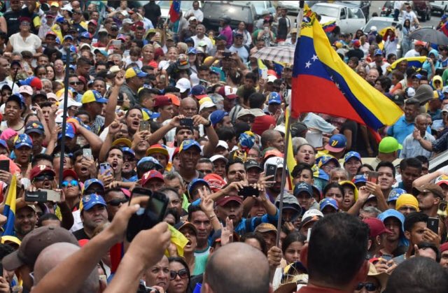 SomosTuVozV's tweet photo. #14Abr | En la lucha por la libertad de todo un país, el pueblo de Cabimas, estado #Zulia, se pronunció en apoyo al Presidente (E) de Venezuela @jguaido. Esto tras ser uno de los estados más afectados por la crisis eléctrica que se vive actualmente.

Fotos cortesía @LesterToledo https://t.co/Hw98Ij3phD