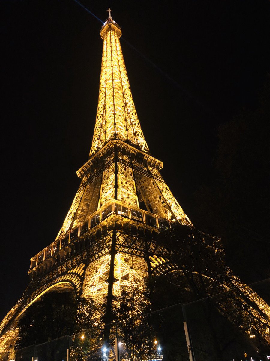 SeydaEmek's tweet image. #EiffelTour #Paris #ParisatNight #Night #streetphotography #photography #Travel #travelphotography