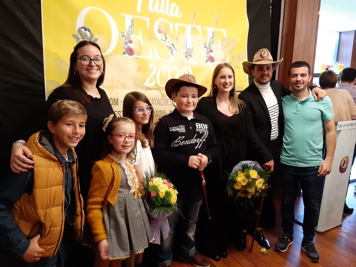 FallaDiana1's tweet photo. Anit els nostres representants van acudir a la treta de la @FallaOeste i de la falla @parispedrera.
Enhorabona a Ma Jesús, Julio i Noa de l’Oeste i a Aida, Gorka i Laia de París Pedrera.
#falles #fallas #falles2020 #fallas2020 #fallesUNESCO #fallasUNESCO #Dénia #Denia #FDN20 https://t.co/QjEKWQNMRE