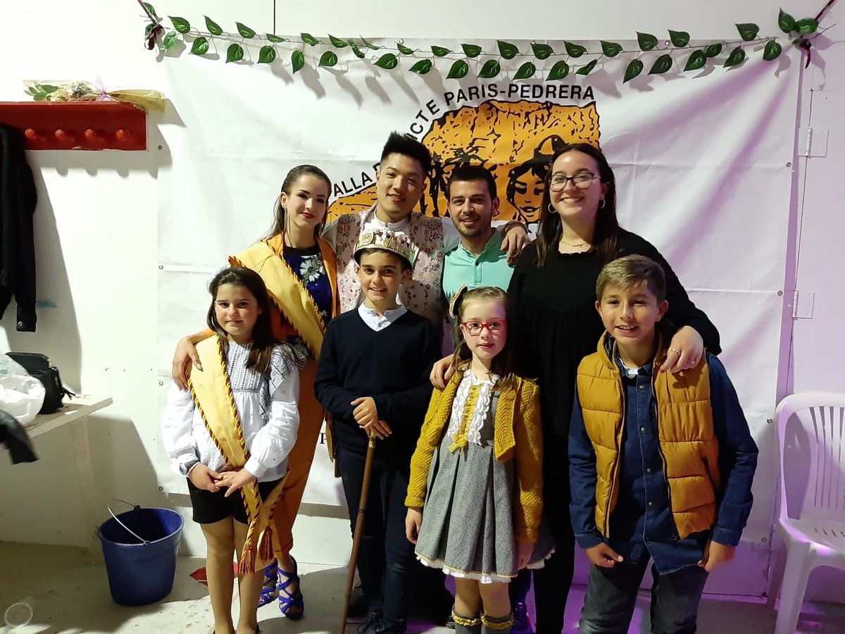FallaDiana1's tweet photo. Anit els nostres representants van acudir a la treta de la @FallaOeste i de la falla @parispedrera.
Enhorabona a Ma Jesús, Julio i Noa de l’Oeste i a Aida, Gorka i Laia de París Pedrera.
#falles #fallas #falles2020 #fallas2020 #fallesUNESCO #fallasUNESCO #Dénia #Denia #FDN20 https://t.co/QjEKWQNMRE