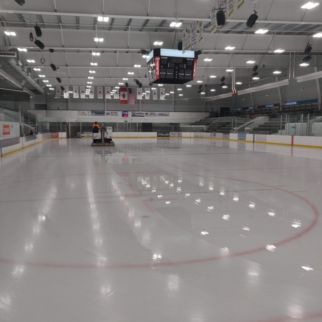 woolwichhockey's tweet photo. Get down to the Woolwich Memorial Centre to watch the OHF Finals. Elmira Jr. Sugar Kings VS Centre Wellington Fusion #OHFChamps19 #MidgetA https://t.co/KxbkIG2EoY