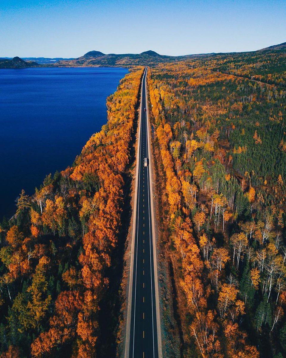 EarthPix's tweet photo. Time to hit the open road 🍁 Photo by @tomcochrane https://t.co/servXXEfVs