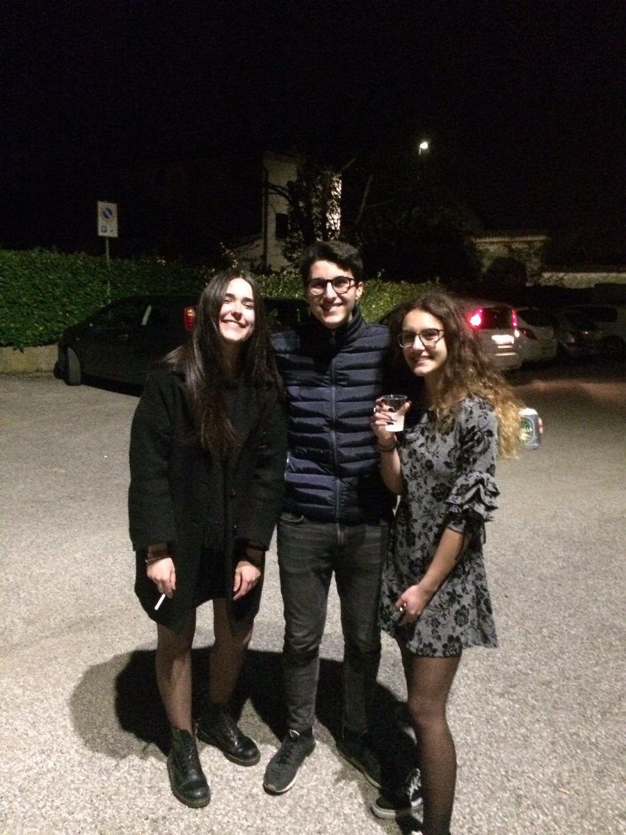 vvv_erona's tweet photo. Giorno 95:ieri sera mi sono imbucato assieme ad altri 2 miei amici a un 18esimo di una persona che non sapevo chi fosse e ho avuto il piacere e l’onore di farmi una foto con le Velinske,le vincitrici di FantaFrice. #100giornidatommasoverona #TeamVeli #Cannibali #SenzaIdentità https://t.co/ku6lVjhICP
