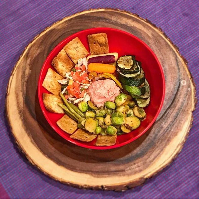 Hogswarsh's tweet photo. Za’atar Chicken, Israeli Salad, Roasted Brussels Sprouts, Charred Zucchini Baba, Pickled String Beans, Beet Hummus https://t.co/2ElihDgJ0H