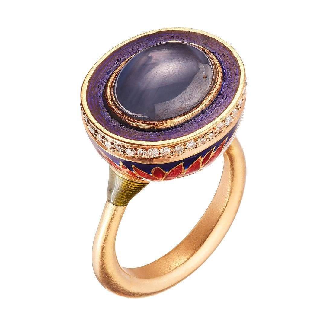 CdeCMag's tweet photo. Alice Cicolini Jewellery
・
Summer Snow star sapphire ring set with a pave of diamonds and with a pattern of chrysanthemums @objet d emotion @padartdesign Paris. Created in Jaipur by @assatkamal #padparis #enameljewelry #enameljewellery #color #colour #pattern #alicecicolini https://t.co/qzpG9zN4uP