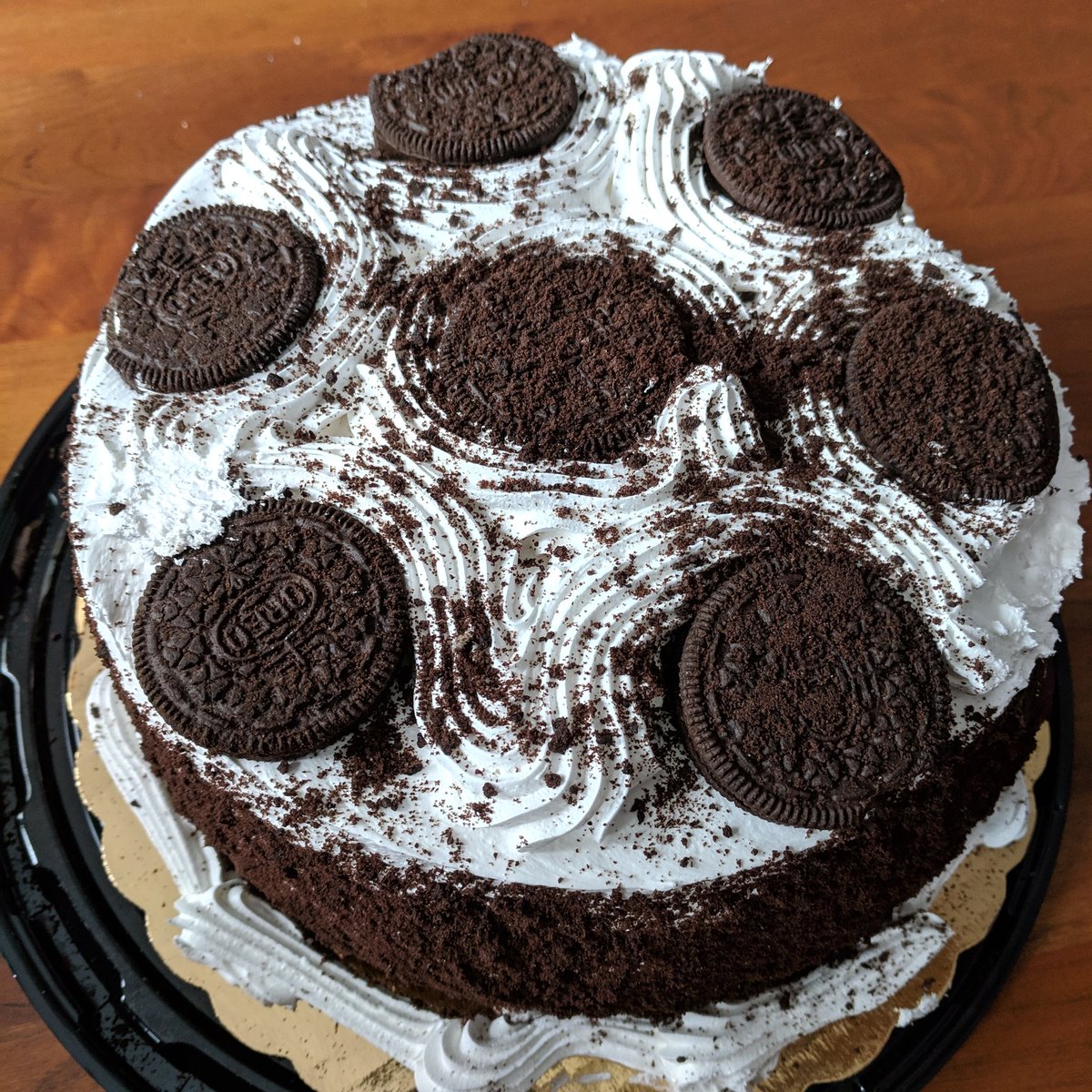 matthewpkemp's tweet photo. Don't ask, smashed Oreo ice cream cake.  happy birthday Colin! #smashedcake #birthday #yummy https://t.co/vDZwf2g5U1 https://t.co/wZg2LfdQid