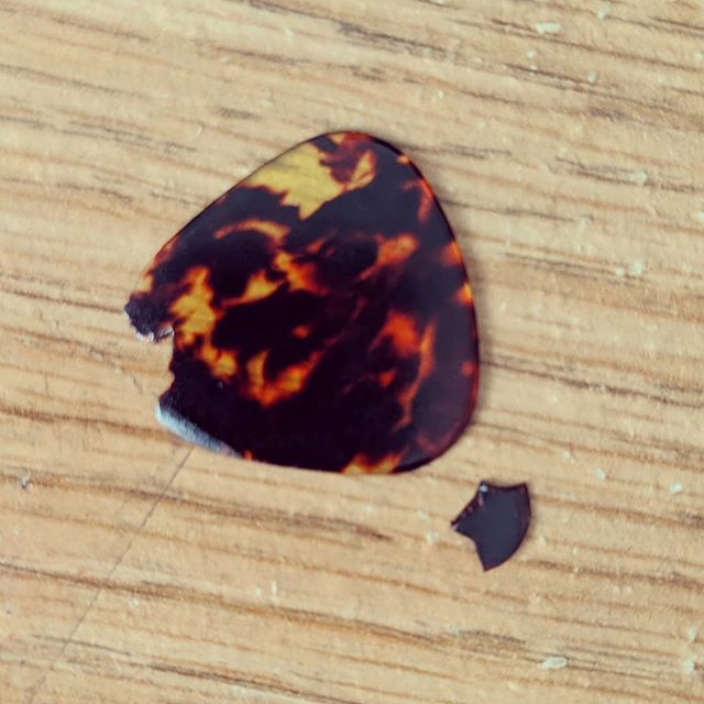 Nicksconsin's tweet photo. RIP
#pickdown #learning #guitar #noobie https://t.co/jQroUyQeqX