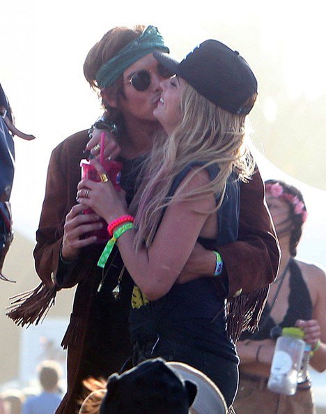 PLL_random's tweet photo. Cuando el cast de #PLL iban juntos a #Coachella😍 https://t.co/r0Utm8Rr7t