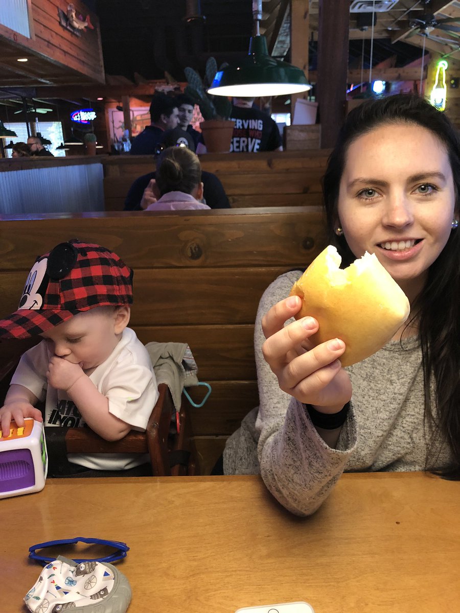 NJames2332's tweet image. Texas Roadhouse with my green eyed people 👪 #ThatBreadThough 😂 #FamilyTime