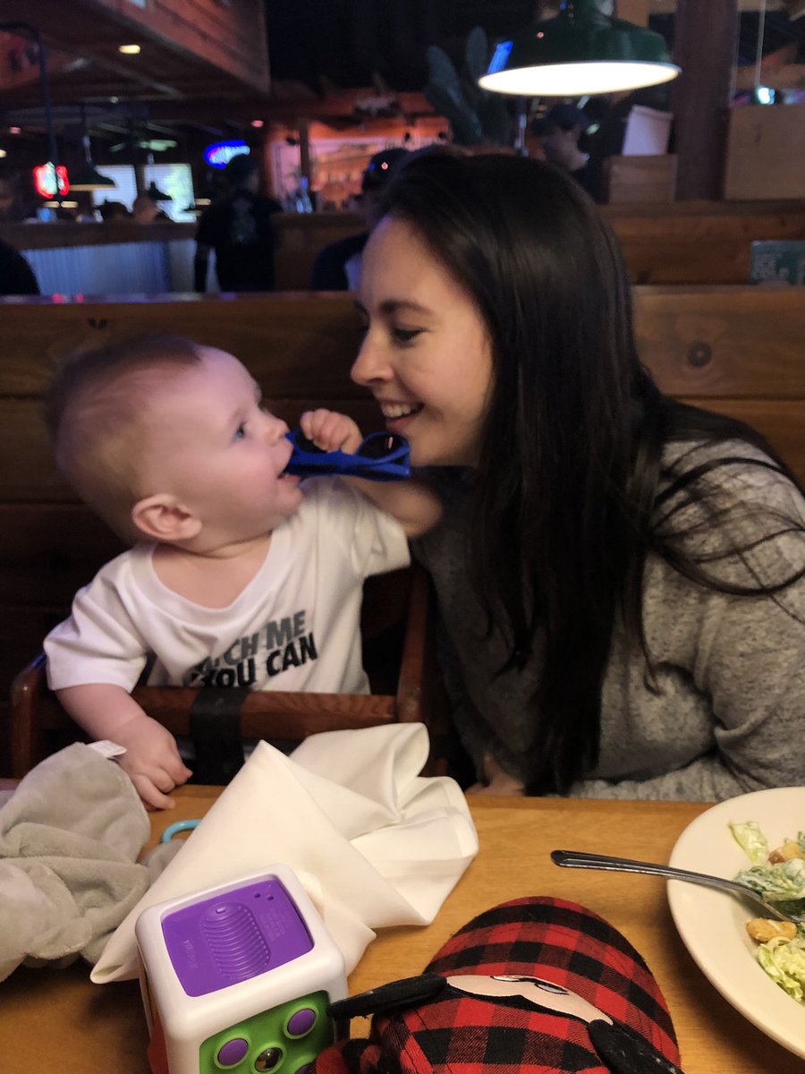 NJames2332's tweet image. Texas Roadhouse with my green eyed people 👪 #ThatBreadThough 😂 #FamilyTime