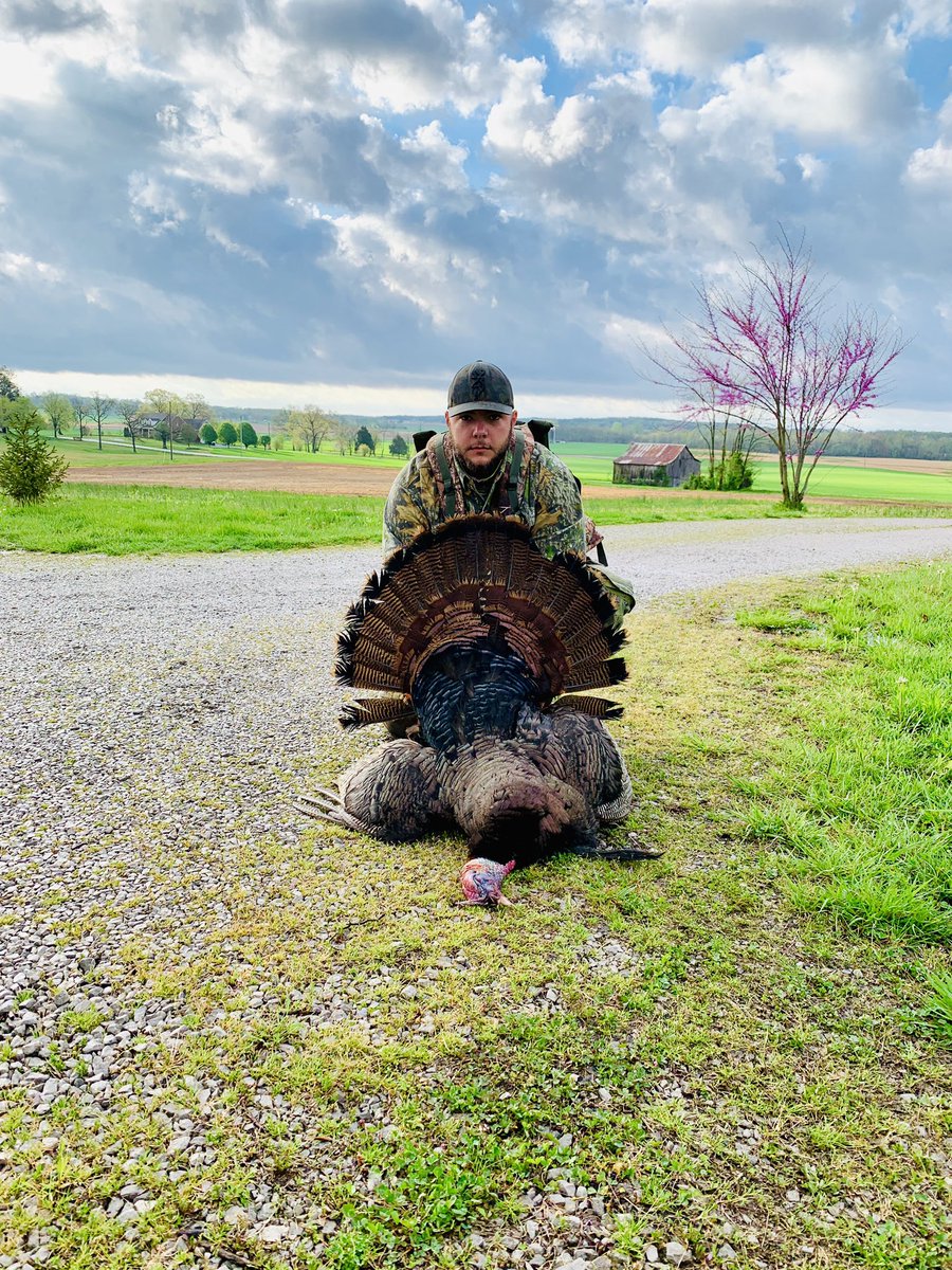 RoweAlec's tweet image. Big shout out to @BeavrCreekCalls  KY longbeard took a dirt nap. He couldn’t resist he phantom hen mouth call. Thanks Patrick!