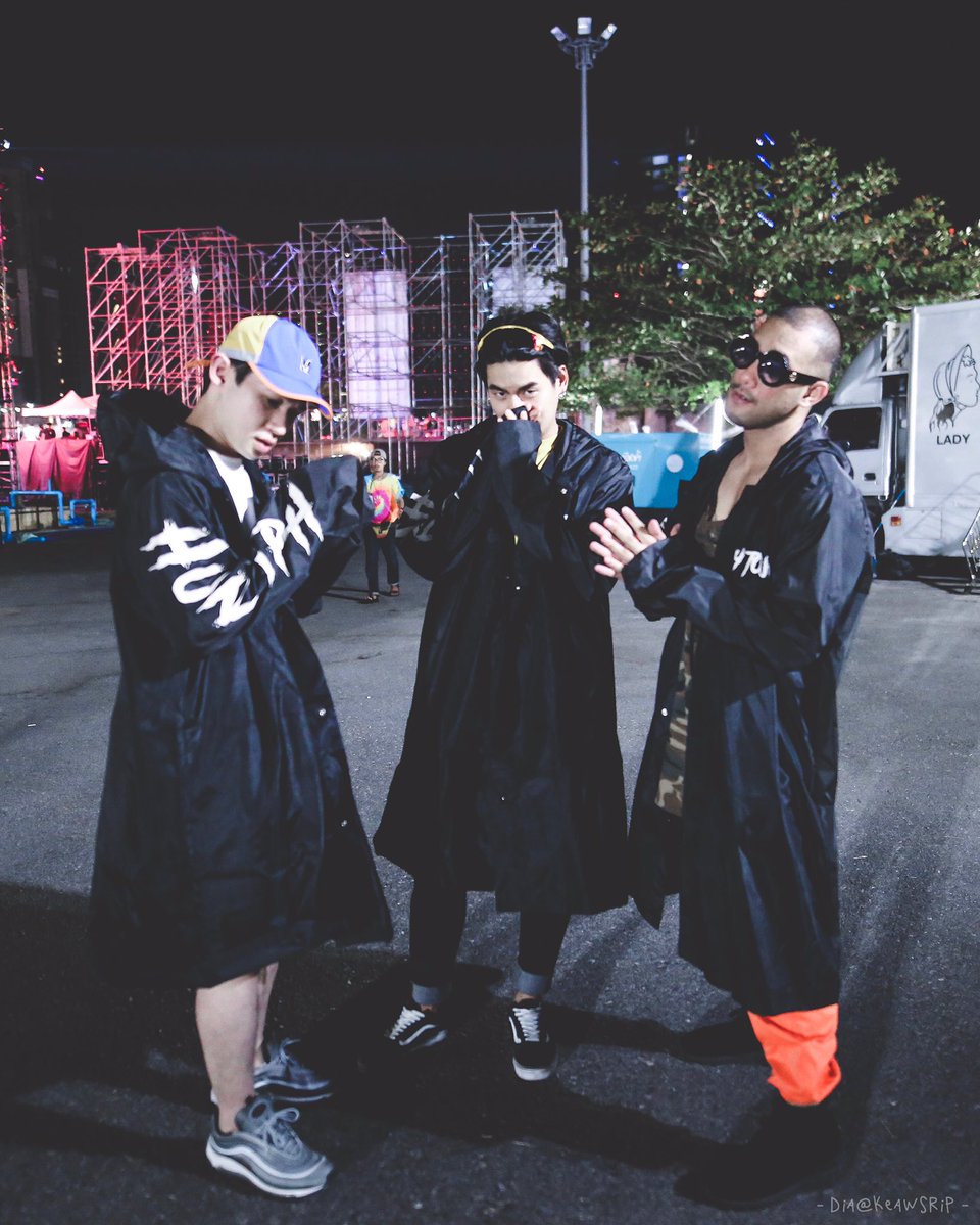keawsrip's tweet photo. ที่มาของคำว่า “หล่อสาด”
มันเป็นอย่างงี้นี่เอง
🔫💦 @Hunz_IPH #HunzIPH #IPHTOUR
#SongkranColorSplash
#SongkranFestival2019 https://t.co/p6Tlx3SPRm