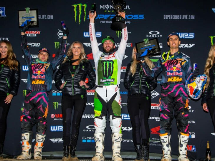FuelUniverseTV's tweet photo. Tomac se impone en el Supercross de Denver || https://t.co/QvaQEI4njZ ||
#AMASX #Tomac #Webb #Musquin #Cianciarulo #Denver https://t.co/RhF3z96XPm