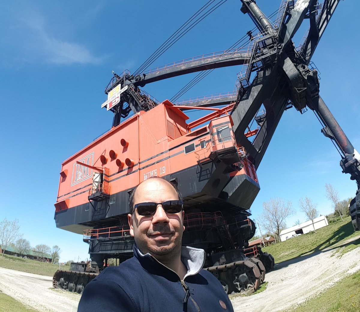 Meloquin_'s tweet photo. Found an old 2002 virtual #geocache today! An absolutely HUGE (slight understatement) digger called 'Big Brutus', it was simply awesome! #workcaching https://t.co/37aKRKfx6N