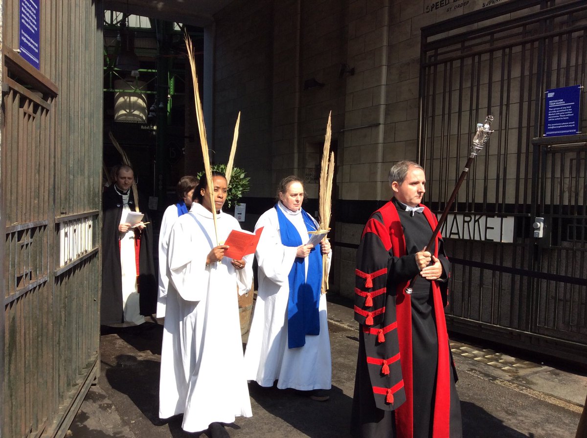 MarionMarples's tweet photo. Palm Sunday procession at ⁦@boroughmarket⁩ with ⁦@deansouthwark⁩ ⁦@Southwarkcathed⁩ ⁦@SouthwarkCofE⁩ https://t.co/ZviWy4TogA