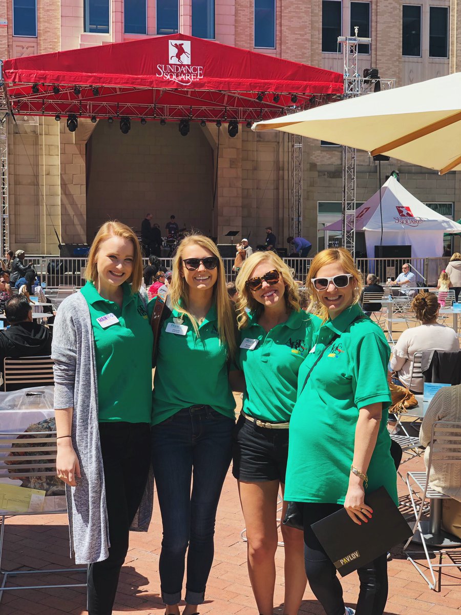PavlovAgency's tweet photo. PAVLOV’s PR & social media team are coming at you live from the 34th annual @mainstreetarts! We have a blast covering this event year after year. #AgencyLife #MainSt2019 https://t.co/5PCixO5Yrn