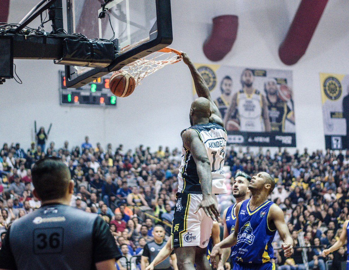 Fuerza_Regia's tweet photo. ¡ Imágenes de la primera mitad ! #FuerzaRegia @CapitanesCDMX @LNBPoficial #FinalesLNBP https://t.co/8fA2x3Ssa1