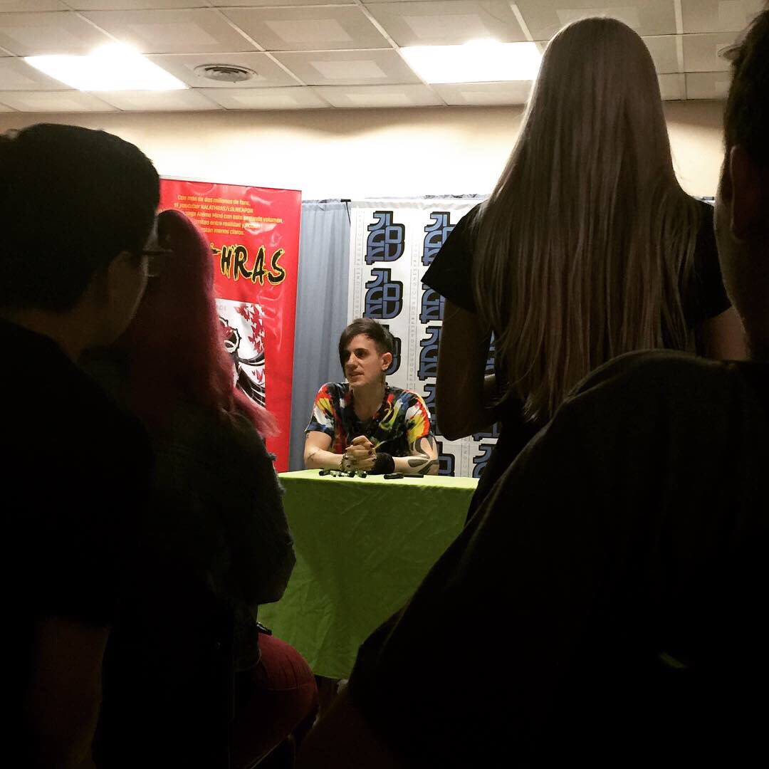 FandomKala's tweet photo. No serán las mejores tomas, pero ahí está y estuvo. Dándolo todo estos dos días de evento y quedándose hasta altas horas de la noche trabajando para nosotros, por nosotros y que podamos irnos con una sonrisa de punta a punta. 💕

@Lolweapon 

#lovewars #animemind #kalathras https://t.co/C365GwzFhN