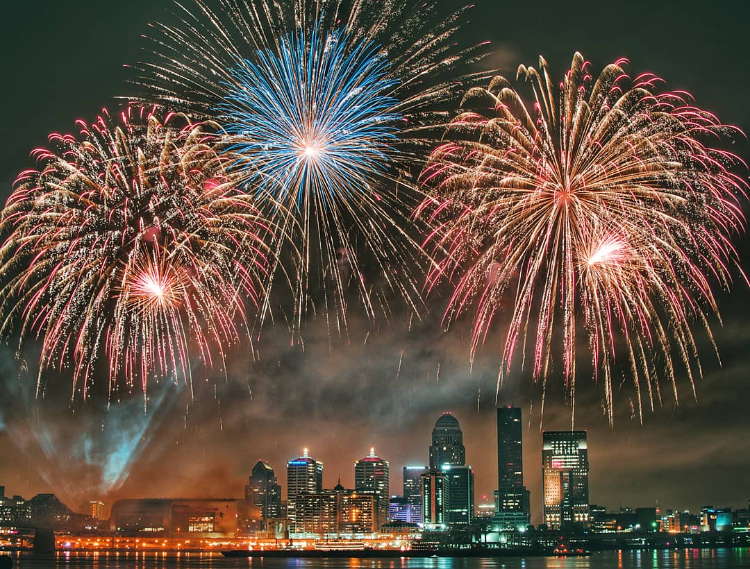 MonaVee08's tweet photo. Thunder Over Louisville! (Photos by yours truly 😘) #louisvilleky #ThunderOverLouisville https://t.co/f8GvV1iTjc