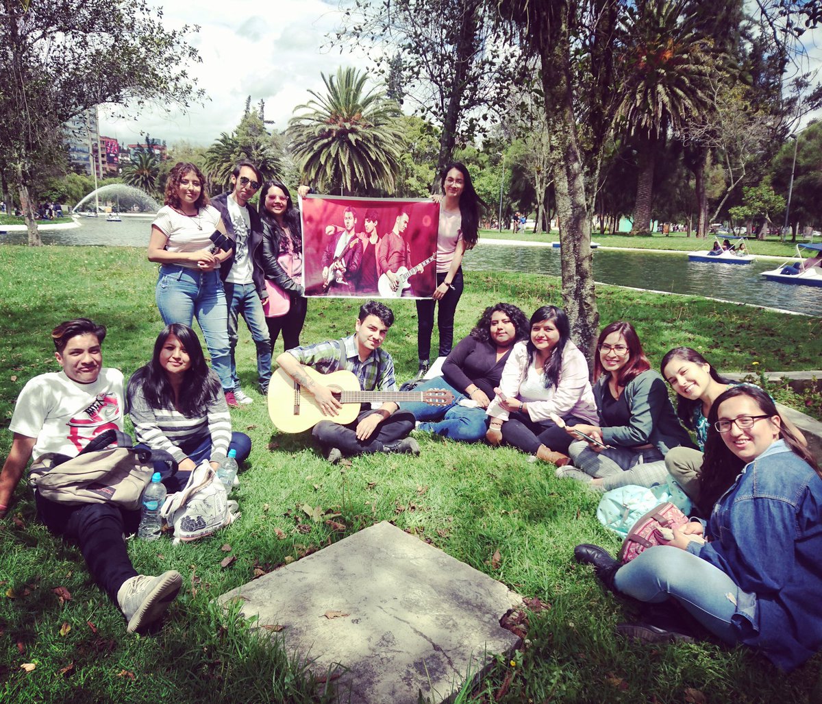 jonasbrothersec's tweet photo. We are sooo #COOL @jonasbrothers @joejonas @papakjonas @kevinjonas @nickjonas @mamadjonas #CoolVideoAtMidnight #CoolVideo #JonasBrothers #JonasBrothersAreBack #JonaticAndProud #JonasBrothersEcuador https://t.co/AwPkja54kK