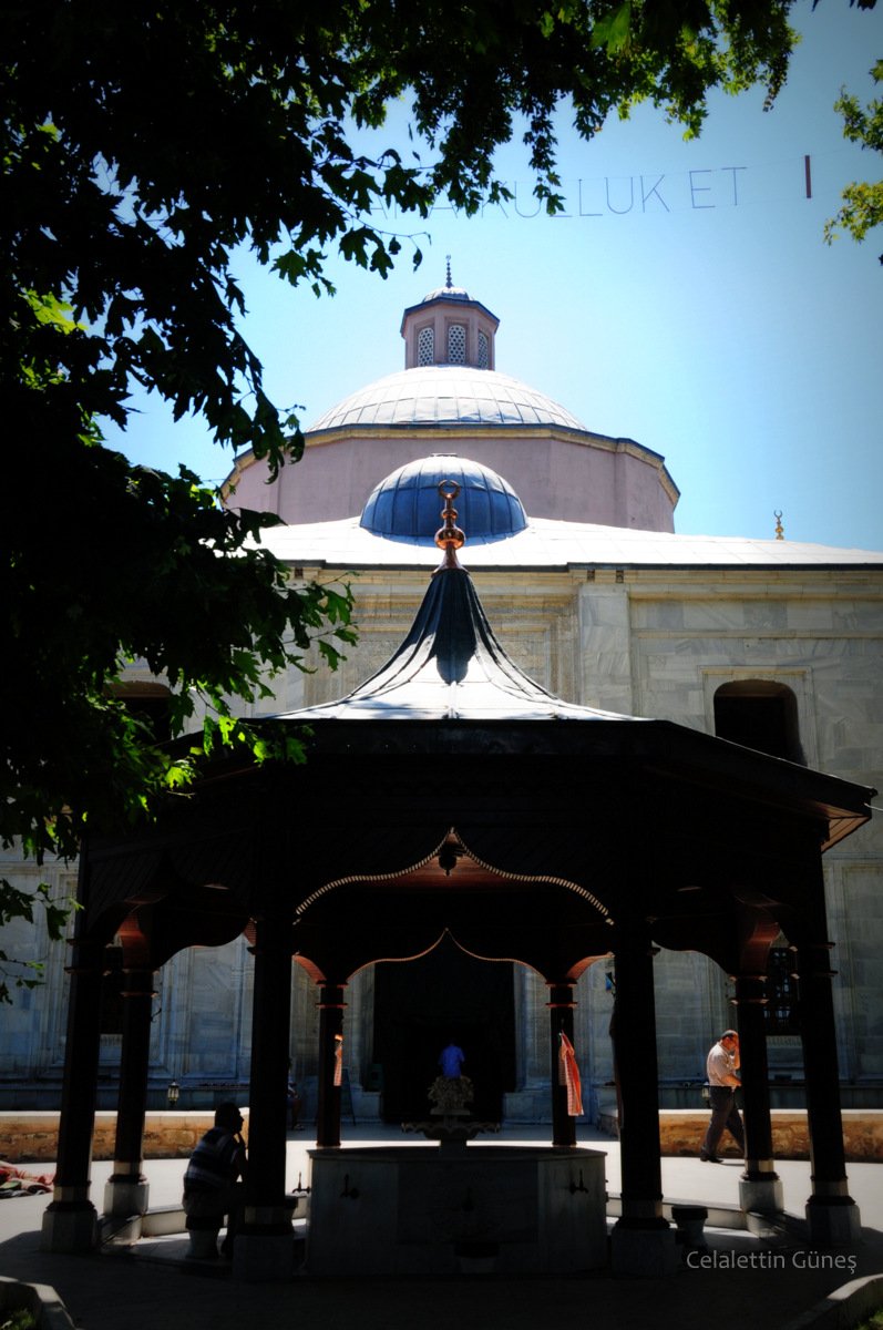celalettingunes's tweet photo. Şadırvandan, kubbeye kademe ve ahenk. Çınar, Bursa camilerinin en önemli tamamlayıcılarıdır. 
#bursa #yesilcami https://t.co/CchsGXmKeO