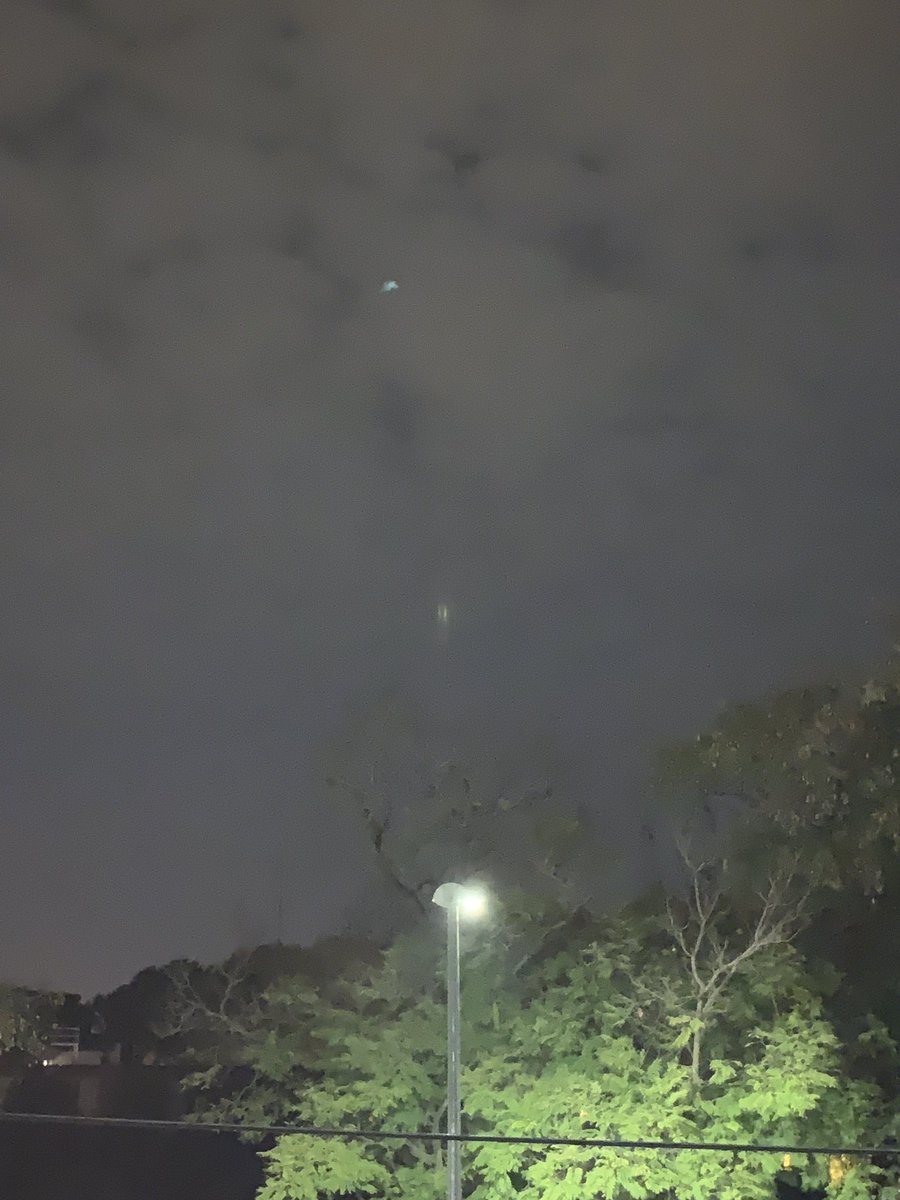 Luxomend84's tweet photo. Alguien más ve dos luces fijas en el cielo de sevilla @navedelmisterio https://t.co/5Y3eJUxvrp