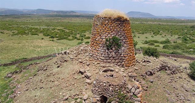 CuoreSardegna's tweet photo. Realizzato in grossi blocchi di basalto, il nuraghe #Nuraddeo è considerato uno dei più importanti complessi nuragici della Subregione storica della #Planargia. Si tratta di un nuraghe del tipo "trilobato" caratterizzato dalla torre principale e da una c… https://t.co/aYCYQEZ3il https://t.co/HvaNeio2Gb