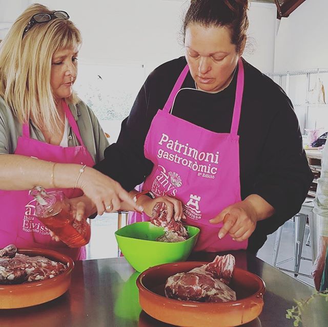 alefeldman's tweet photo. En el taller de cocina del #ibizasabor19  #esgranercancoves @gastronomíayturismo @tallerdecuinasametller una profe estupenda. Aprendiendo a hacer el #cuinat de Semana Santa en #Ibiza https://t.co/k9V8Qal7pm https://t.co/eX9XO6Jm99