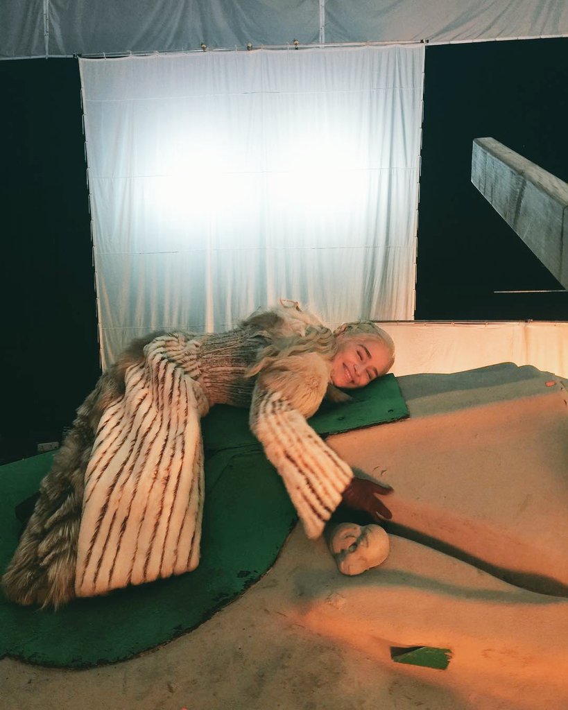 Retweet this if you already feel comfortable enough for watching #GameofThrones just like me here: ⬇️

#ForTheThrone #GoTS8
#GoTS8 #gotpremiere
#DaenerysTargaryen
#Daenerys

Photo by: <a href="/emiliaclarke/">Emilia Clarke</a>