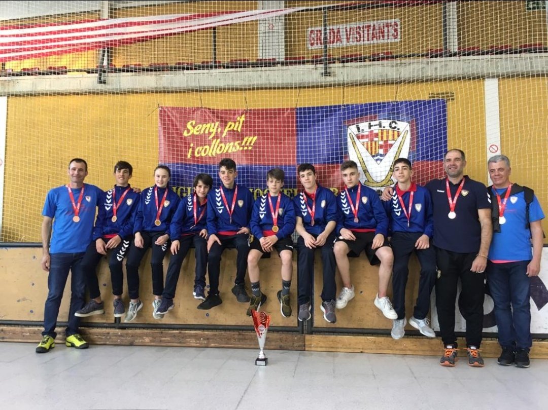 IgualadaHC's tweet photo. Els alevins derroten al @FCBhoquei i queden com a tercers als Campionats de Catalunya.

Gran feina, nois! Orgull de pedrera! 💙❤️

#baseihc #somhigualada #caminemsemprendavant #igualada2019 #CATalevi https://t.co/RPzQuXoCDh
