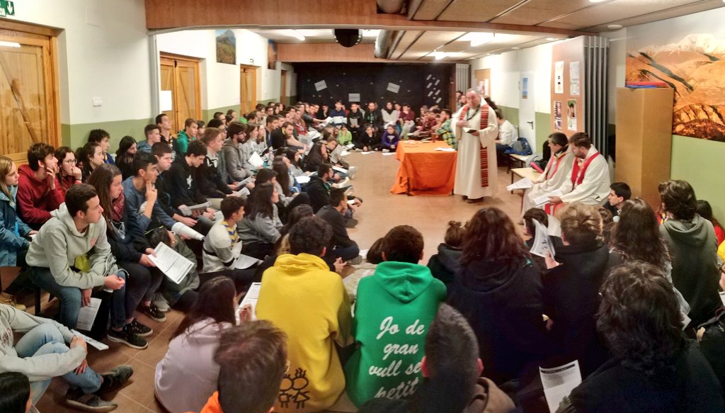 esplaisMCECC's tweet photo. Ens aturem un moment a la formació dels cursos residencials de La Sala per a la celebració del diumenge de rams. Compartim d'aquesta manera una estona de trobada amb Jesús. 
#SomMoviment #esplaisMCECC https://t.co/ZKQPCZT6i7