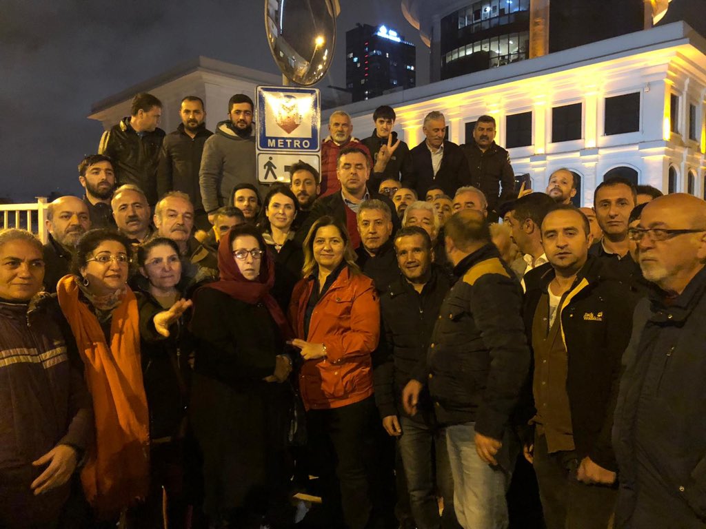 6- Saat 23.45... Maltepe'deki sandıkların yeniden sayılma kararı almasının ardından, bu uygulamayı protesto ettik ve YSK'nın bu hukuksuzluğu durdurmasını istedik. Gece saat 23.45'te hukuk ve adalet arıyoruz. Partimizin yöneticileri sağduyu ve sükunet çağrısı yaptı.