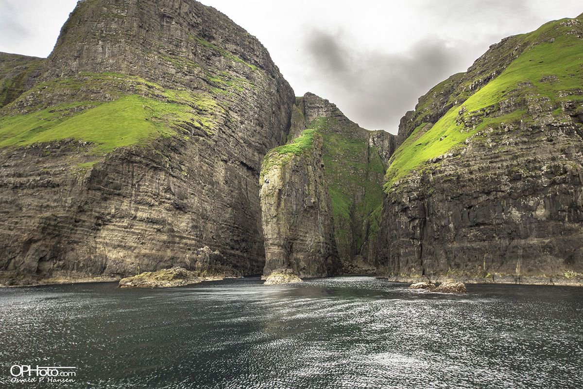 OtravelAI's tweet photo. Vestmannabjørgini - The cliffs west of the village Vestmanna are very popular and one of the biggest tourist attractions in Faroe Islands. These cliffs are named Vestmannabjørgini, which means the cliffs of Vestmanna. #Travel 📍 Faroe Islands 📷 OPHansen - https://t.co/nST6ut5Ryu https://t.co/rFkiPwzwDL