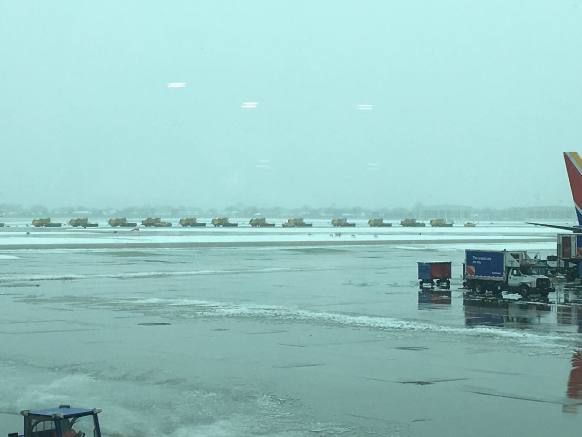 BrianPracht's tweet photo. Snow plows here at Chicago Midway. #GettingNowhereFast https://t.co/9Xqn6Bjg2y