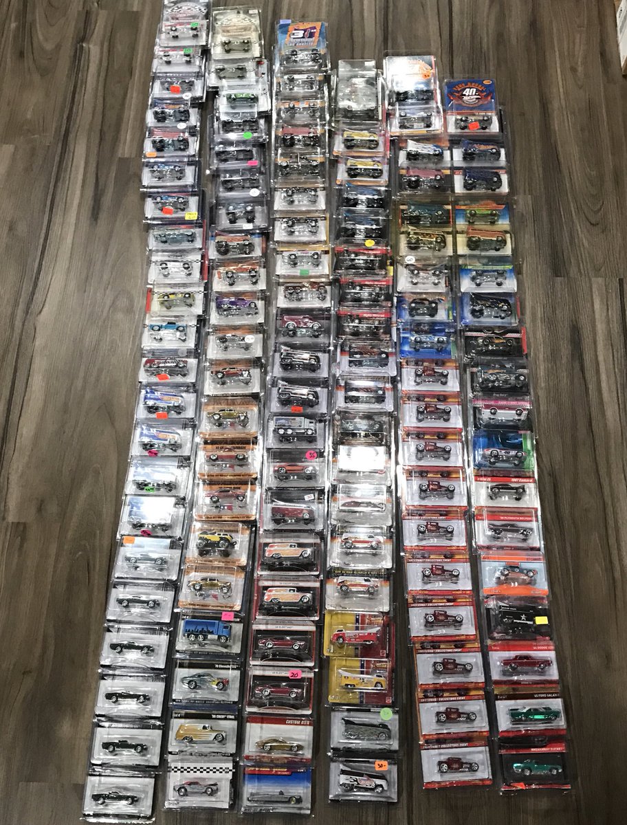 ebayguruEric's tweet image. Here&apos;s a pic of my Hot Wheels Nationals Convention room-to-room pickups!

Tons of past Convention cars, Japan, Mexico, Treasure Hunts, Supers, Red Line Club, Mail Ins, etc...

#LimitedEditions #SortingFun