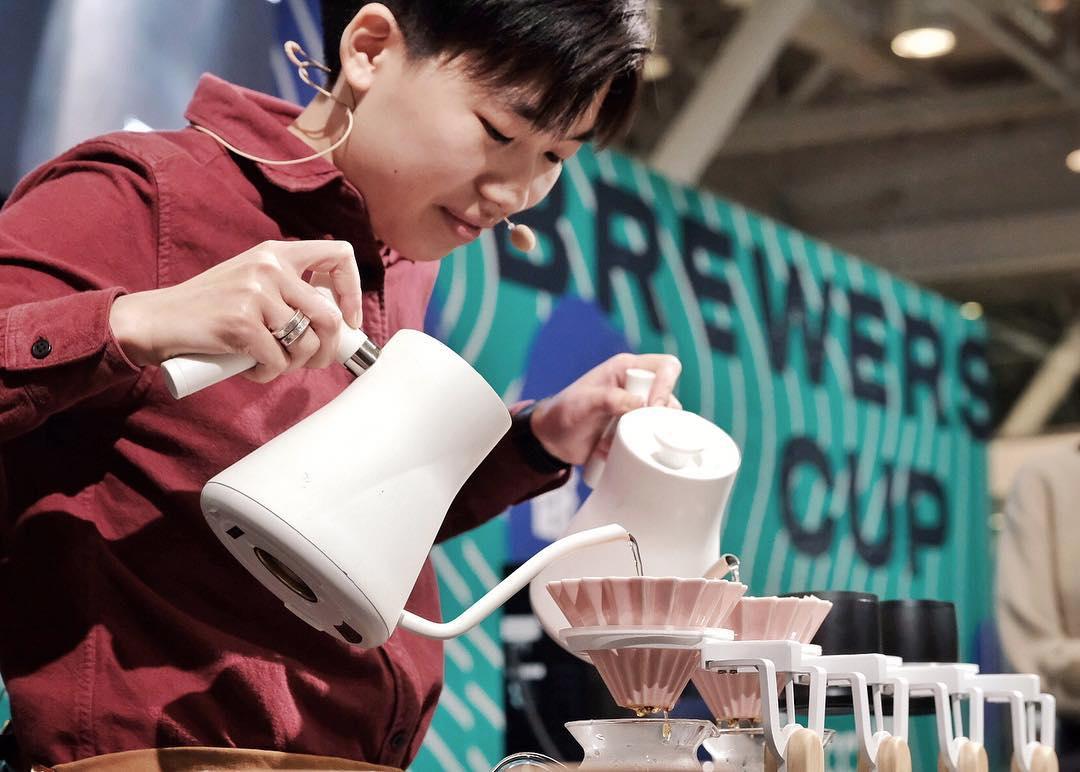sprudge's tweet photo. Meet your new World Coffee Champions for 2019! Jooyeon Jeon of South Korea (Momos Coffee) has won the World Barista Championship, and Jia Ning Du of China (M2M Coffee) is the new World Brewers Cup champion. 

https://t.co/JzbtqhVCRv

#wbc2019 #wbrc2019 #bostonWCC #sca2019 https://t.co/zehmDZslge