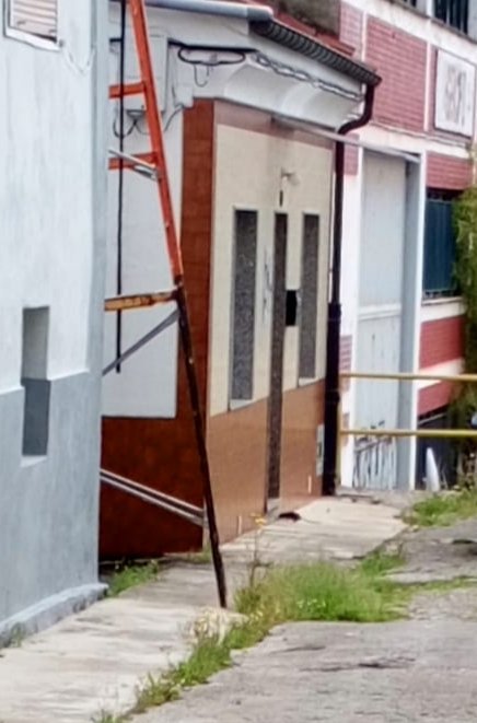 AnShae74's tweet photo. ¿ Os suena la calle, @aytoviedo, @Roson_R, @OviedoTaboada, @SomosUvieu, @elcomerciodigit ? Es Belarmino Cabal, la de los vecinos pesaditos con los baches y el asfaltado y tal. ¿ Veis la rata a la puerta de casa? ¿ Veis la necesidad de hacer algo por esa calle y por sus vecinos? https://t.co/bn8i63oHtU