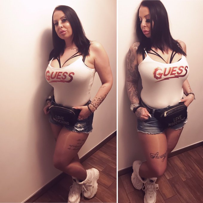 [WERBUNG] What a hot weekend?! 💋🍾 #blackhair #guess #tanktop #fakelashes #moschino #bag #jeans #hotpants<a href="/tag/blackhair"class="tags">#blackhair</a><a href="/tag/guess"class="tags">#guess</a><a href="/tag/love"class="tags"><span>#love</span></a><a href="/tag/jeans"class="tags"><span>#jeans</span></a><a href="/tag/party"class="tags"><span>#party</span></a><a href="/tag/tattoo"class="tags"><span>#tattoo</span></a><a href="/tag/stripes"class="tags"><span>#stripes</span></a><a href="/tag/bag"class="tags"><span>#bag</span></a><a href="/tag/kiss"class="tags"><span>#kiss</span></a>
