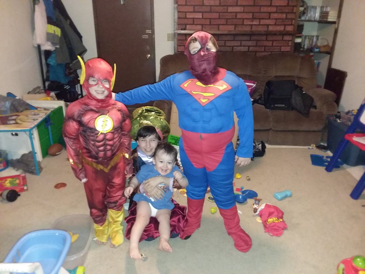 HarmerKasy's tweet photo. Playing dress up 
#lovemyboys
#momofone
#auntieof3 https://t.co/IyZWvgIb4Q