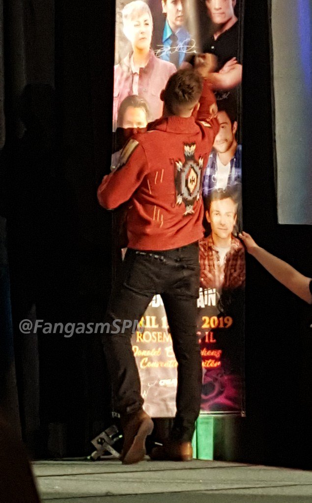 FangasmSPN's tweet photo. .@JensenAckles signs the banner. You're welcome.  #SPNCHI https://t.co/OfTBYuRWkt
