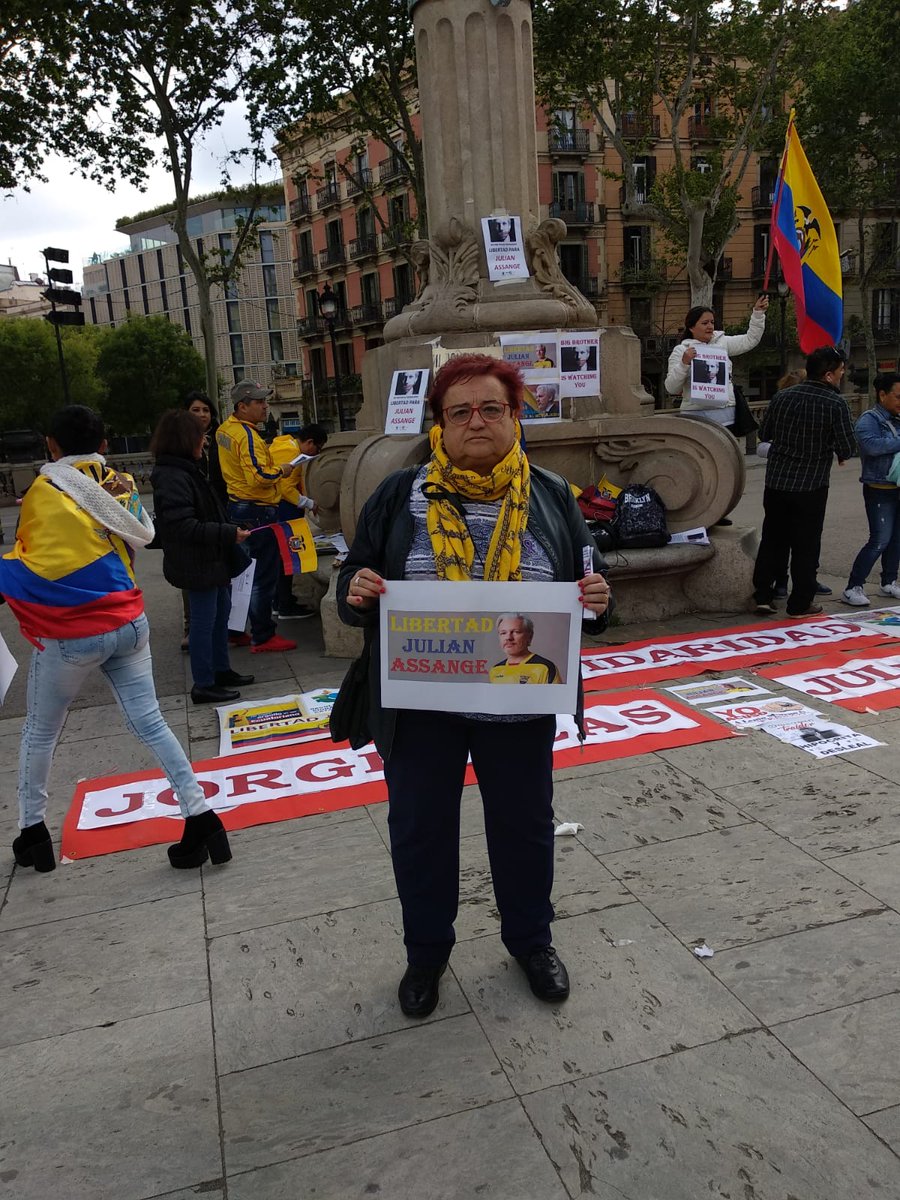 RepublicaXTodos's tweet photo. Hoy hemos acompañado a los compañeros ecuatorianos junto con @anasurra en el plantón para exigir la libertad de #JorgeGlas y #JulianAssange La solidaritat la nostra millor arma! En la nuestra unidad reside nuestra fuerza!!
#GlasInvencible https://t.co/Jik7TZ3Z30