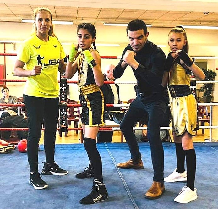 Les débuts de @JPBoublal en BOXE OLYMPIQUE avec les jeunes espoirs de la <a href="/JBAbruxelles/">JAH BOXING ACADEMY</a> au
MISS BOXING EVENT BRUSSELS
Avec <a href="/fadilalaanan/">Fadila LAANAN</a>
#5050boxing
#sanaeJah
#egalitehommefemmedanslesport