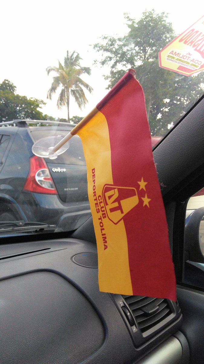 juanegomez04's tweet photo. Lindo detalle del @cdtolima al llegar al parqueadero del estadio . Recibimos la bandera de nuestro equipo amado. Así de hacen las cosas. @camiloapinto @jjtrujillonarra @Elmerperezza @DptesRCNIbague #TolvsPas #VamosTolima https://t.co/8sEXAbm19H