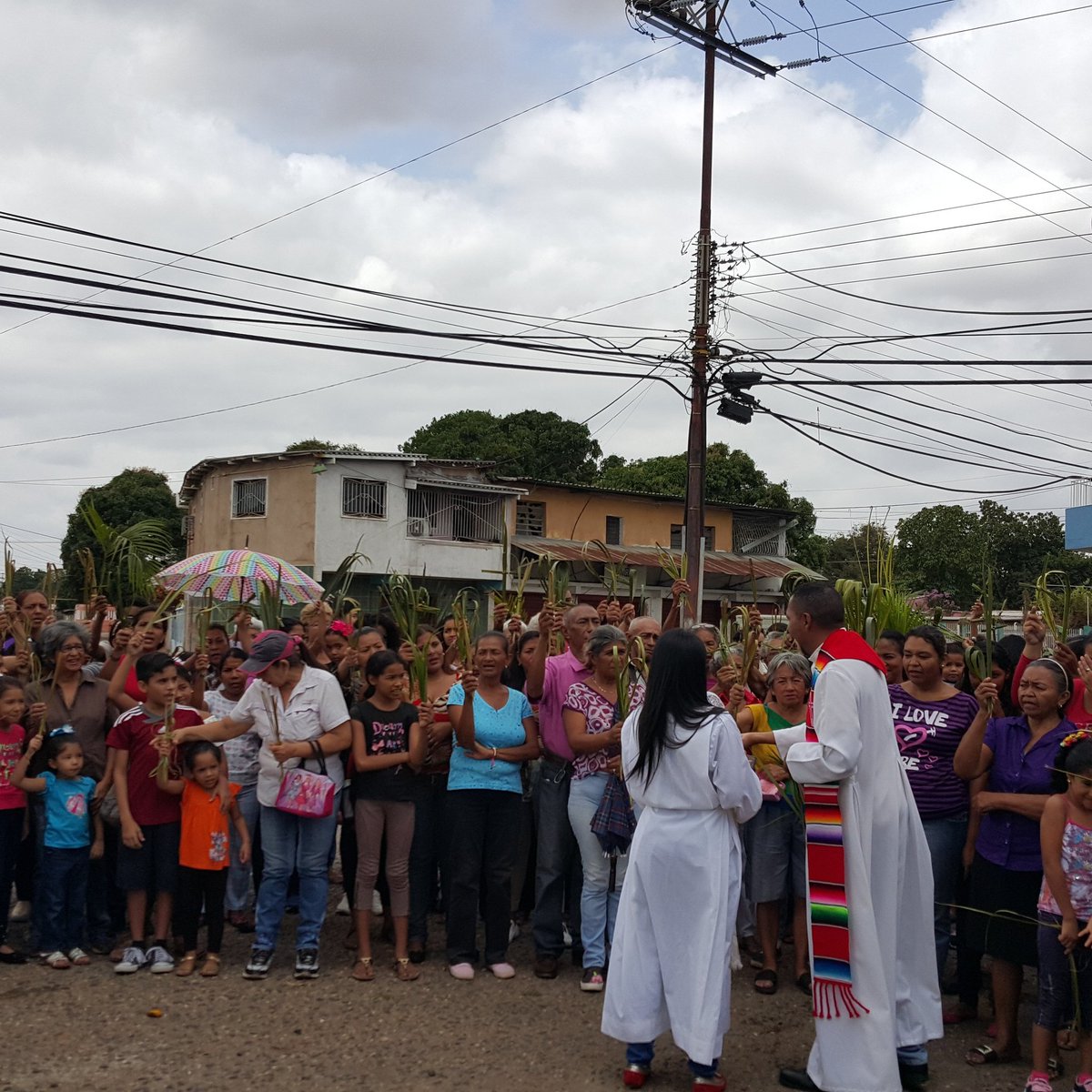 AlegratePVC's tweet photo. Ya iniciamos la Misión! Pascua Vocacional Concepcionista 2019 #CuidadBolivar #DomingoDeRamos https://t.co/bBXuuDEhBj