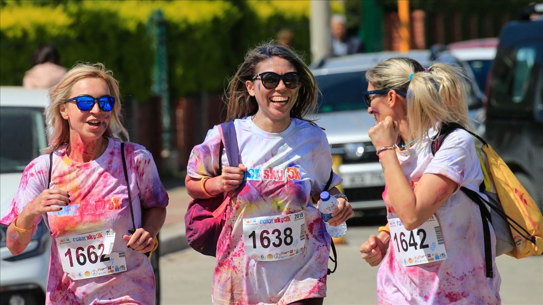 anadoluagency's tweet photo. [in photos] "Color Sky 5K" #running #festival in #Turkey's #Izmir 
https://t.co/985eVR0OvU https://t.co/V0ixntpXOF