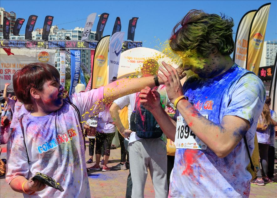 anadoluagency's tweet photo. [in photos] "Color Sky 5K" #running #festival in #Turkey's #Izmir 
https://t.co/985eVR0OvU https://t.co/V0ixntpXOF